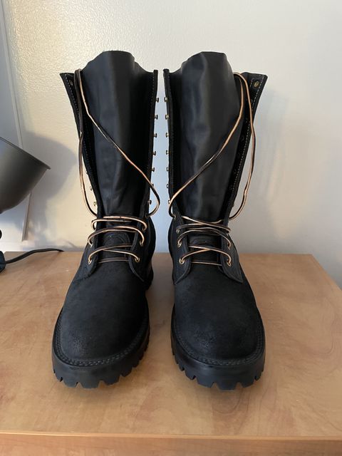 Photo by patinathunderdome on October 5, 2021 of the Nicks BuilderPro in Seidel Black Oil Tan Roughout.