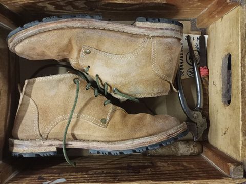 Photo by patinathunderdome on January 4, 2022 of the BERNHARDINER Schuhwerk JFB002 in David Oehler Natural V Suede.
