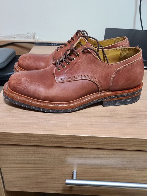 Photo by patinathunderdome on November 5, 2021 of the Sagara x Stitchdown Bandung Derby in Conceria Cloe Mahogany Horsebutt.
