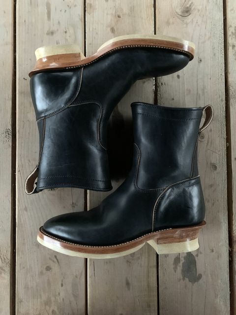 Photo by patinathunderdome on November 1, 2021 of the Prof Barnets Cliffwood Boots in Maryam Black Horsebutt.