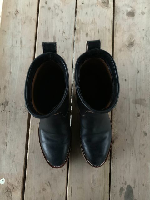 Photo by patinathunderdome on November 1, 2021 of the Prof Barnets Cliffwood Boots in Maryam Black Horsebutt.