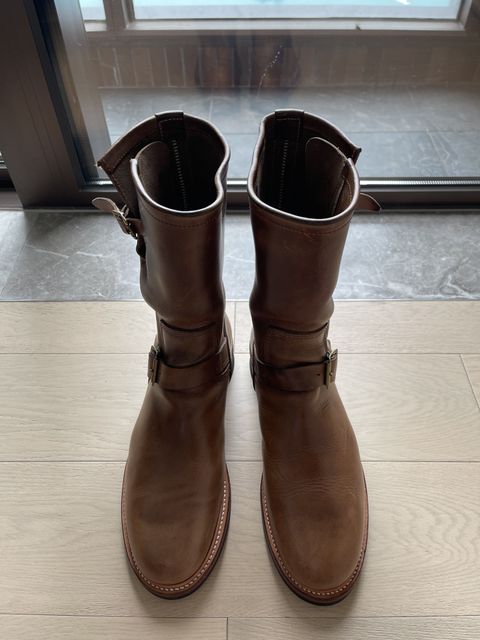 Photo by patinathunderdome on November 2, 2021 of the The Flat Head Engineer Boots in Horween Natural Chromexcel.