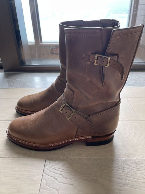 Photo by patinathunderdome on November 2, 2021 of the The Flat Head Engineer Boots in Horween Natural Chromexcel.