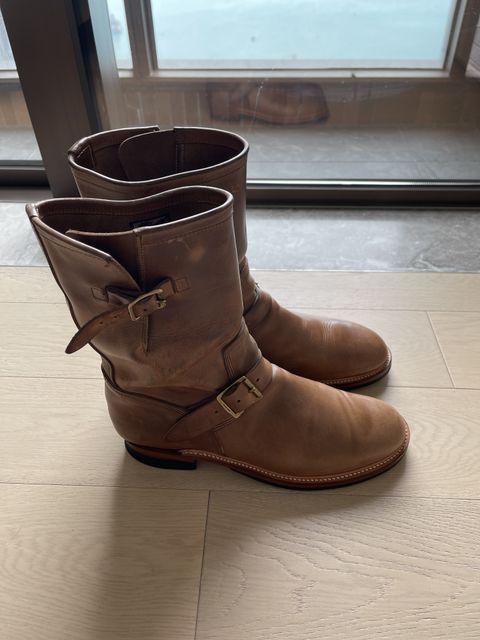 Photo by patinathunderdome on November 2, 2021 of the The Flat Head Engineer Boots in Horween Natural Chromexcel.