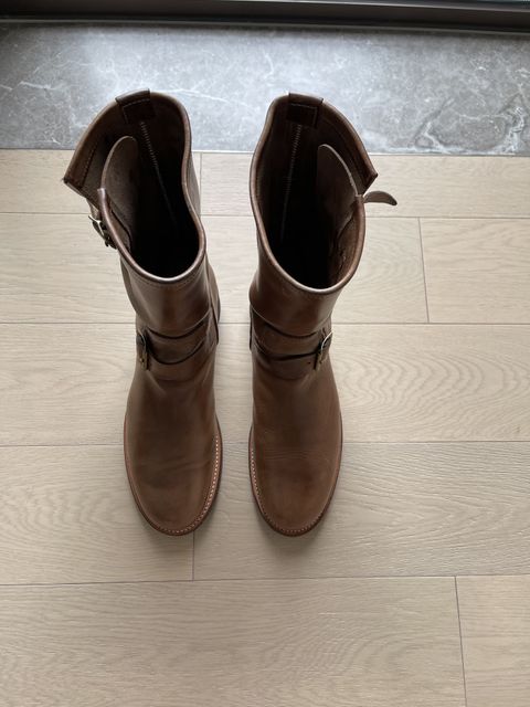 Photo by patinathunderdome on November 2, 2021 of the The Flat Head Engineer Boots in Horween Natural Chromexcel.