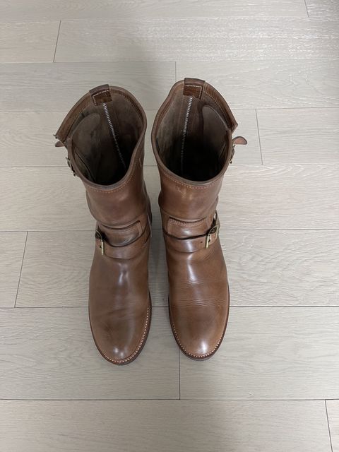 Photo by patinathunderdome on December 28, 2021 of the The Flat Head Engineer Boots in Horween Natural Chromexcel.