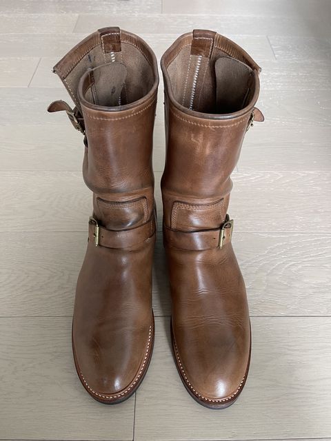 Photo by patinathunderdome on December 28, 2021 of the The Flat Head Engineer Boots in Horween Natural Chromexcel.