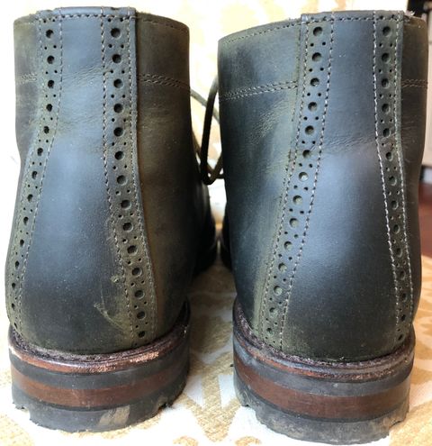 Photo by patinathunderdome on January 1, 2022 of the Allen Edmonds Venture Chukka in Horween Olive Waxed Flesh.