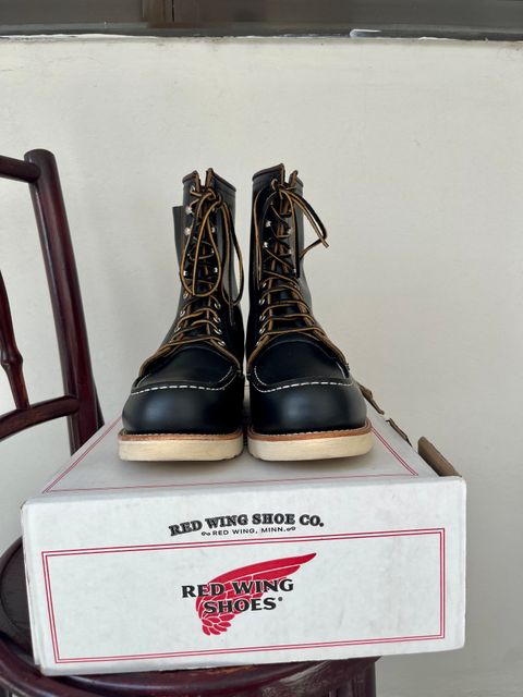 Photo by patinathunderdome on October 2, 2022 of the Red Wing 8-Inch Classic Moc in S.B. Foot Black Klondike.
