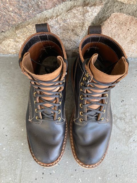 Photo by Drew on April 6, 2023 of the White's 350 Cruiser in Horween Black Waxed Flesh.