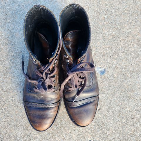 Photo by wildflowersnboots on March 4, 2023 of the Thursday Captain in Black Coffee Hand-Finished Full Grain.