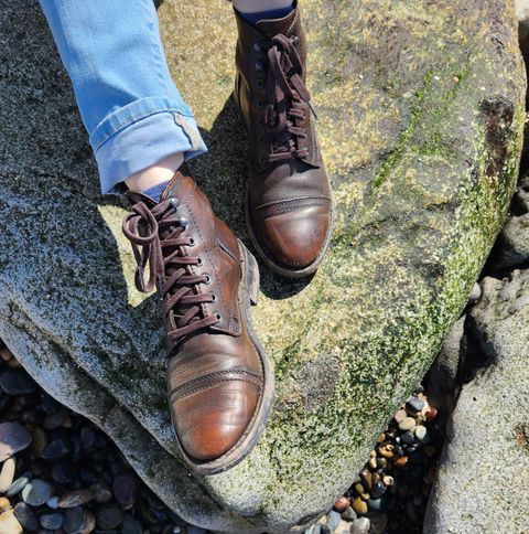 Photo by wildflowersnboots on April 5, 2023 of the Thursday Captain in Black Coffee Hand-Finished Full Grain.