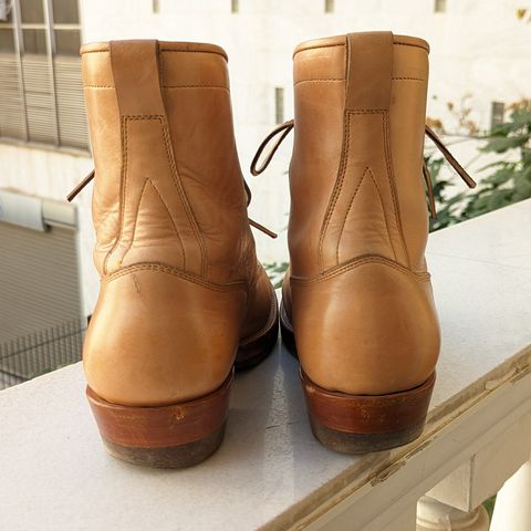 Photo by melloyello on November 7, 2023 of the Prof Barnets Billy Boots in Shinki Natural Shrunken Horsebutt.