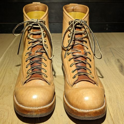 Photo by melloyello on December 3, 2023 of the Prof Barnets Billy Boots in Shinki Natural Shrunken Horsebutt.
