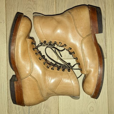 Photo by melloyello on December 3, 2023 of the Prof Barnets Billy Boots in Shinki Natural Shrunken Horsebutt.