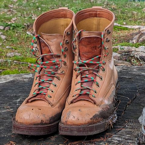 Photo by melloyello on January 5, 2024 of the Prof Barnets Billy Boots in Shinki Natural Shrunken Horsebutt.