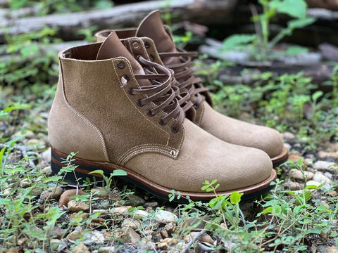 Photo by jprleather on September 16, 2023 of the Viberg Boondocker in Horween Marine Field Roughout.