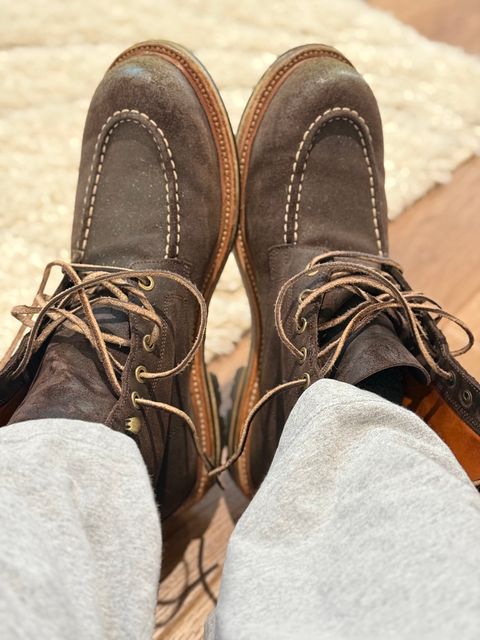 Photo by DMSR64 on April 5, 2025 of the Grant Stone Brass Boot in C.F. Stead Earth Waxy Commander Suede.