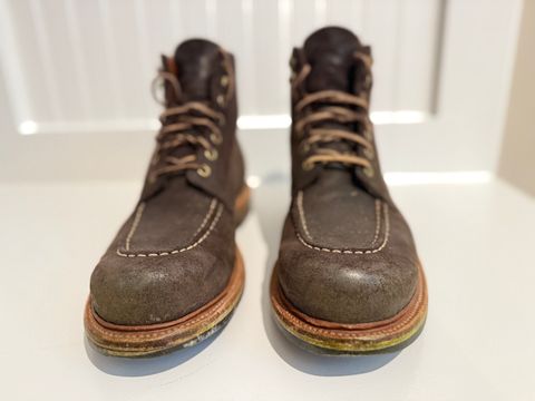 Photo by DMSR64 on April 5, 2025 of the Grant Stone Brass Boot in C.F. Stead Earth Waxy Commander Suede.