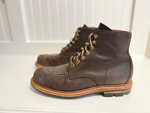 Photo by DMSR64 on April 5, 2025 of the Grant Stone Brass Boot in C.F. Stead Earth Waxy Commander Suede.
