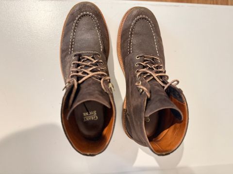 Photo by DMSR64 on April 5, 2025 of the Grant Stone Brass Boot in C.F. Stead Earth Waxy Commander Suede.