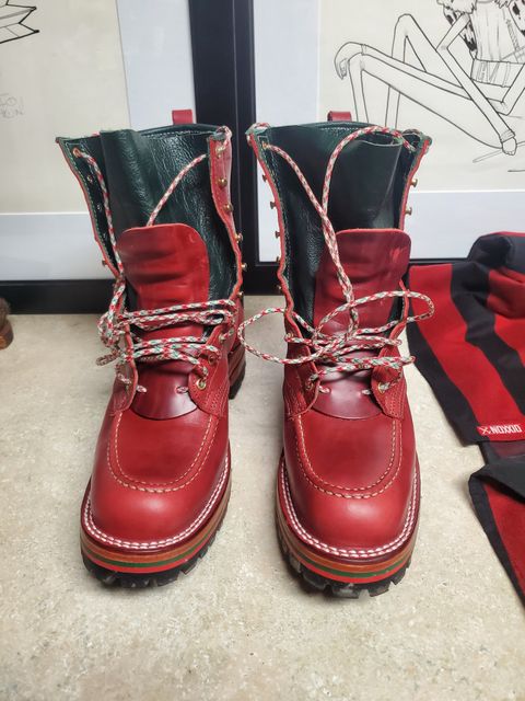 Photo by Akslavelabor on December 10, 2021 of the Nicks Custom Moc Toes in Horween Cavalier "London Bus Red" & Seidel Green Softy Buffalo.
