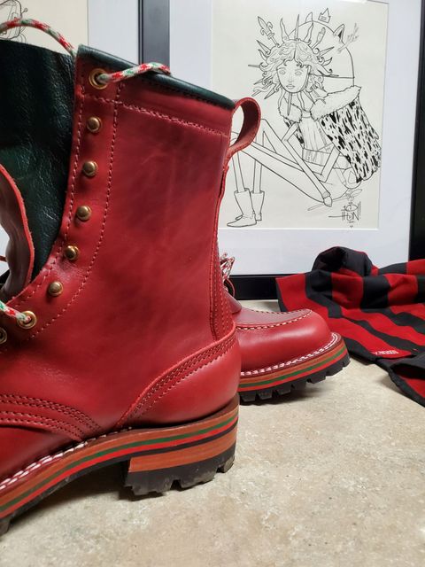 Photo by Akslavelabor on December 10, 2021 of the Nicks Custom Moc Toes in Horween Cavalier "London Bus Red" & Seidel Green Softy Buffalo.