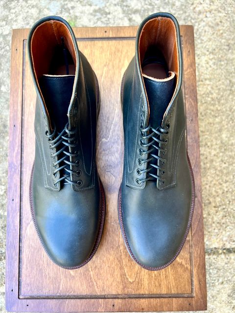 Photo by itsyaboisqueak on October 2, 2024 of the Viberg Navvy in Horween Black Washed Chromexcel.