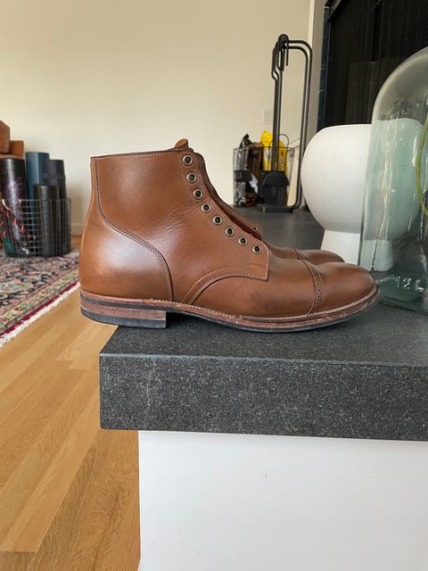 Photo by inthosejawnz on February 6, 2023 of the Viberg Service Boot BCT in Horween Bourbon Horsebutt.