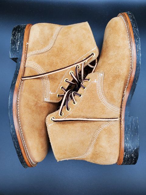 Photo by AlucardX on October 1, 2023 of the Viberg Boondocker in Horween Faded Wheat Chamois Roughout.