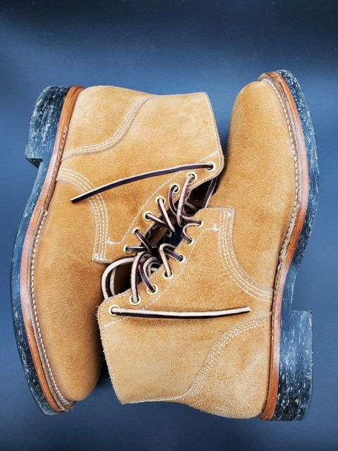 Photo by AlucardX on April 1, 2024 of the Viberg Boondocker in Horween Faded Wheat Chamois Roughout.