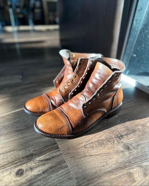 Photo by _cryptid_jack on May 26, 2023 of the Oak Street Bootmakers Trench Boot in Horween Natural Chromexcel.