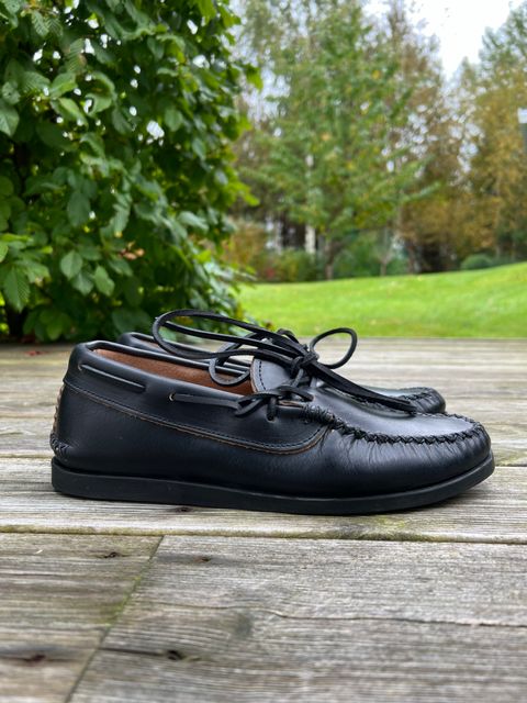 Photo by Snowcrashdenim on October 1, 2022 of the Yuketen Canoe Moc in Horween Black Chromexcel.
