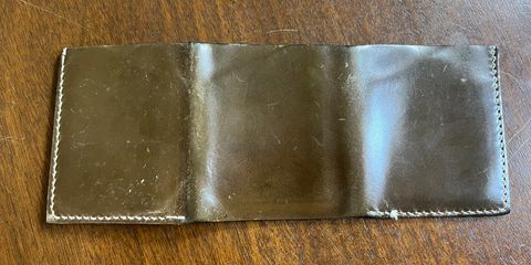 Photo by elmer.richard on April 6, 2026 of the Sentillanosa Minimalist Trifold Wallet in Shinki Olive Shell Cordovan.