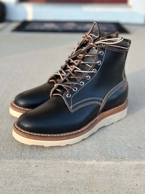 Photo by DexterityDev on October 1, 2023 of the White's 350 Cruiser in Horween Black Chromexcel.