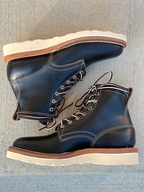Photo by DexterityDev on October 1, 2023 of the White's 350 Cruiser in Horween Black Chromexcel.