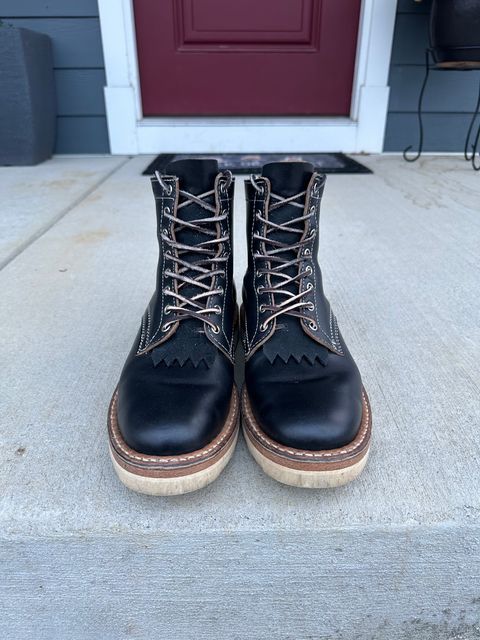 Photo by DexterityDev on December 3, 2023 of the White's 350 Cruiser in Horween Black Chromexcel.