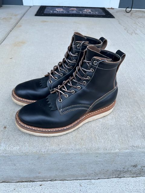 Photo by DexterityDev on December 3, 2023 of the White's 350 Cruiser in Horween Black Chromexcel.
