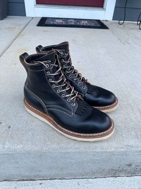 Photo by DexterityDev on December 3, 2023 of the White's 350 Cruiser in Horween Black Chromexcel.