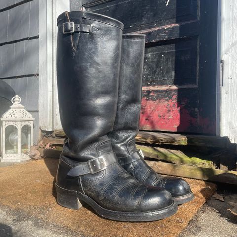 Photo by LMullinsLeather on February 19, 2024 of the Chippewa 17" Engineer Boot in Unknown Material.