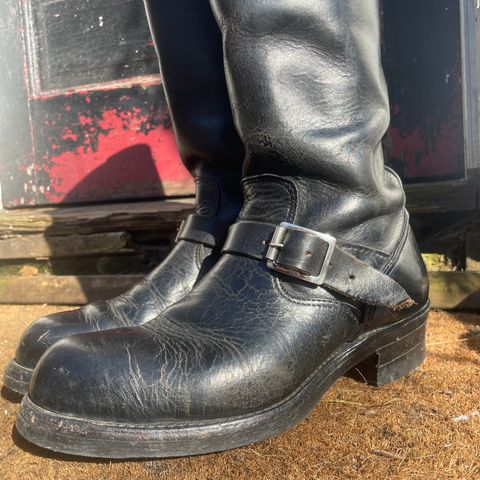 Photo by LMullinsLeather on February 19, 2024 of the Chippewa 17" Engineer Boot in Unknown Material.