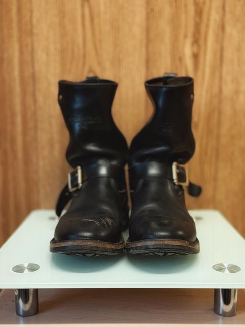 Photo by old_walrus on December 3, 2025 of the White's Max Schaaf 4Q x White's Engineer in Horween Black Chromexcel.