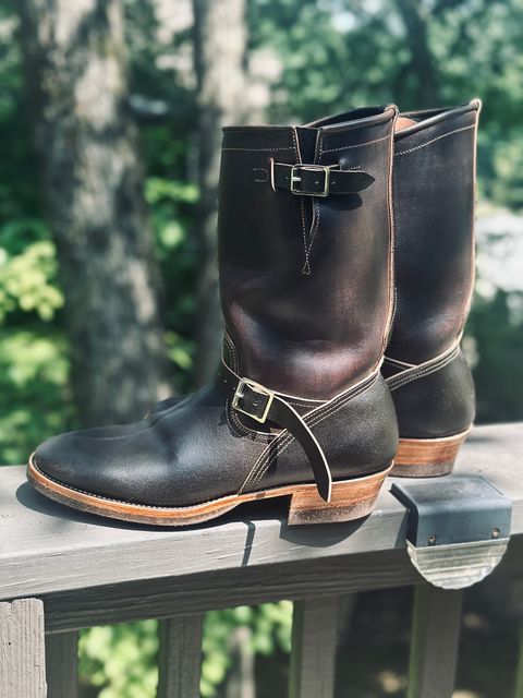 Photo by northsouthdenimguy on August 16, 2025 of the Unsung U 22-2 Engineer Boot in Horween Dark Brown Waxed Flesh & Grain Side Horween DarknBrown waxed flesh Overdyed Dark Brown.