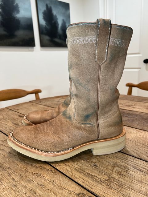 Photo by northsouthdenimguy on November 1, 2022 of the Rios of Mercedes x The Black Bear Brand The Wild West Roughrider in Horween Marine Field Roughout.
