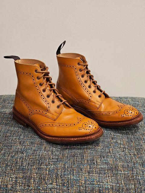 Photo by cgbaird2 on February 28, 2023 of the Tricker's Stow Country Boot in Acorn Antique.