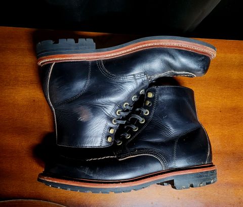 Photo by papavic on January 2, 2023 of the Grant Stone Brass Boot in Horween Black Chromexcel.