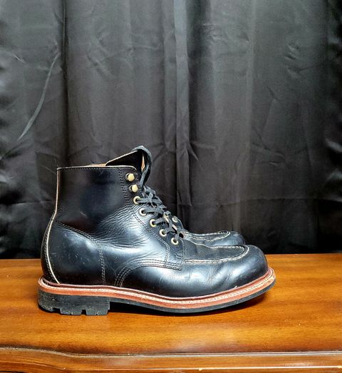 Photo by papavic on January 2, 2023 of the Grant Stone Brass Boot in Horween Black Chromexcel.
