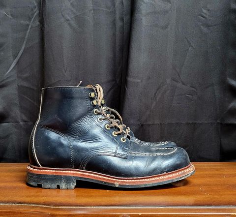 Photo by papavic on March 2, 2023 of the Grant Stone Brass Boot in Horween Black Chromexcel.