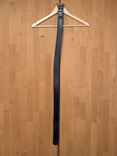 Photo by Rieslingspaschteit on January 1, 2026 of the Palsjö Sweden Fireman's Quick Release Leather Belt Black in Tärnsjö Garveri 10 oz. vegetable-tanned leather.