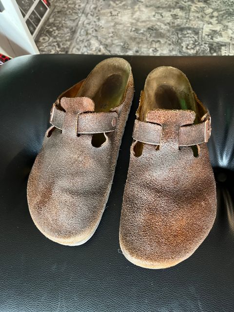 Photo by WaxDaddy on December 4, 2022 of the Birkenstock Boston in Mink Suede.